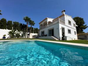 dom z basenem przed nim w obiekcie Villa Maja Calpe w mieście Calpe