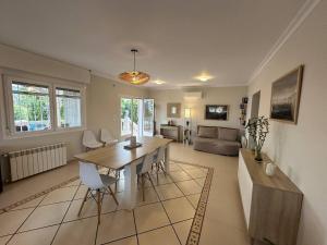 salon ze stołem i kanapą w obiekcie Villa Maja Calpe w mieście Calpe