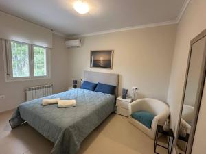 sypialnia z łóżkiem i krzesłem w obiekcie Villa Maja Calpe w mieście Calpe +30 zdjęć