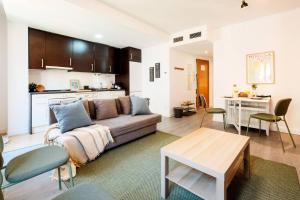 un soggiorno con un divano e un tavolo di Balloon House Casco Antiguo WiFi 4 Pax Nespresso a Saragozza Altre 21 foto