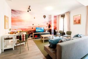un soggiorno con un divano e un tavolo di Balloon House Casco Antiguo WiFi 4 Pax Nespresso a Saragozza