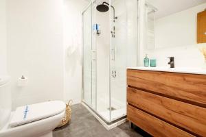 un bagno con doccia, WC e lavandino di Balloon House Casco Antiguo WiFi 4 Pax Nespresso a Saragozza