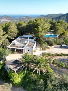 eine Luftansicht eines Hauses mit vielen Bäumen in der Unterkunft Villa Cana Romero II Sea Views in Sant Josep