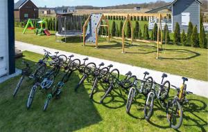 un groupe de vélos garés sur l'herbe dans un parc dans l'établissement 2 Bedroom Gorgeous Home In Wytowno - Ppl971, à Wytowno
