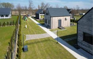 une vue aérienne d'une cour arrière avec un terrain de golf dans l'établissement 2 Bedroom Gorgeous Home In Wytowno - Ppl971, à Wytowno