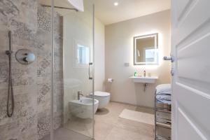 a bathroom with a toilet and a shower and a sink at Dimora Sella - Villa Alice in Alghero +26 photos