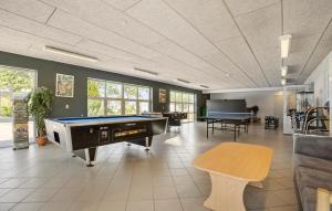 Μια τηλεόραση ή/και κέντρο ψυχαγωγίας στο Awesome Home In Tarm With Sauna - P52802 +2 φωτογραφίες