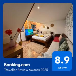 een woonkamer met een bank en een tv bij Stylish Natural Apartment with SAUNA - Heroes Square in Boedapest