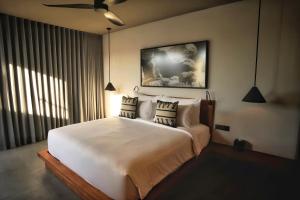 BASK Gili Meno في غيلي مينو: غرفة نوم بها سرير أبيض كبير مع وسادتين +70 صورة