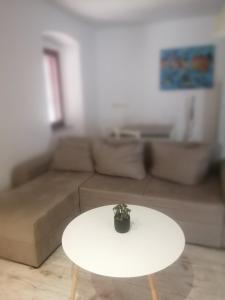 a white coffee table in a living room with a couch at Pipilota in Rijeka