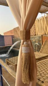 een persoon is gewikkeld in een gordijn met een armband bij Riad Privatisé- Riad Dar Farida in Marrakesh