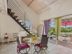 une salle à manger avec une table et des chaises et un escalier dans l'établissement Maison familiale et colorée avec jardin pour 6, à Saligottière 29 autres photos