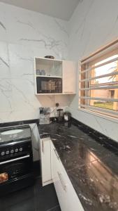Kuchyň nebo kuchyňský kout v ubytování Dahlia appartement RDC - 2 Chambres - Lomé