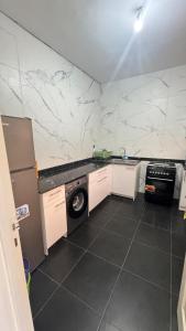 Kuchyň nebo kuchyňský kout v ubytování Dahlia appartement RDC - 2 Chambres - Lomé