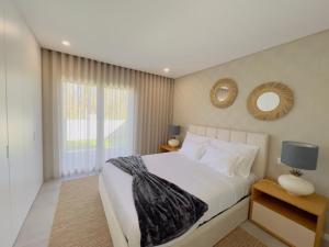 a bedroom with a large bed and a window at Apuliaapartments in Apúlia