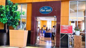 Die Lobby eines Woolworth-Kaufhauses in Kuka mit Menschen darin in der Unterkunft Diamond Plaza Hotel in Surat Thani + 72 Fotos