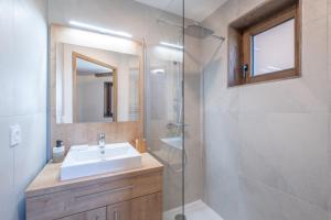 a bathroom with a sink and a shower at Le Refuge du Pic in L'Alpe-d'Huez +26 photos