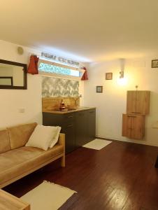 a living room with a couch and a kitchen at Monolocale zona del prosecco in Moriago della Battaglia