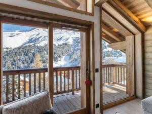 einen Balkon mit Blick auf einen verschneiten Berg in der Unterkunft Chalet moderne 5 chambres à Méribel, proche pistes - FR-1-565-72 in Les Allues