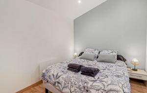 a bedroom with a bed with two towels on it at Jolie Maison Proche Plage in Le Crotoy