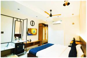 Ένα ή περισσότερα κρεβάτια σε δωμάτιο στο Hotel Amba-Sadar Palace In Varanasi Fully AC Room +19 φωτογραφίες