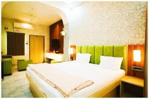 Ένα ή περισσότερα κρεβάτια σε δωμάτιο στο Hotel Amba-Sadar Palace In Varanasi Fully AC Room