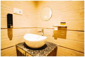 Ένα μπάνιο στο Hotel Amba-Sadar Palace In Varanasi Fully AC Room