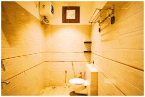 Ένα μπάνιο στο Hotel Amba-Sadar Palace In Varanasi Fully AC Room