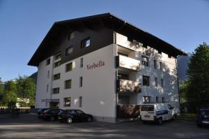 ein Gebäude mit auf einem Parkplatz geparkten Autos in der Unterkunft Ferienwohnung Jenny in Schruns-Tschagguns + 2 Fotos