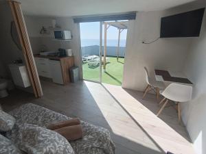 El EscobonalStudio avec terrasse et vue mer的可以看到海景的客厅