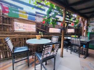 Un restaurante o sitio para comer en Hostel Swastik