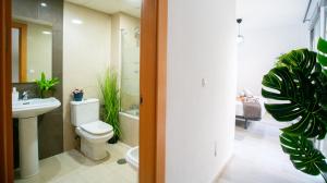 マラガにあるExclusive Executive Apartment - Malaga Centerのトイレと洗面台付きのバスルーム
