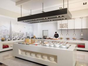 ibis Ambassador Seoul Insadong-Newly renovated in 2025にあるキッチンまたは簡易キッチン