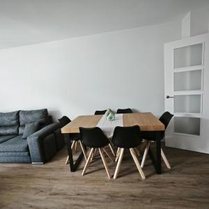 een tafel en stoelen in een woonkamer met een bank bij Manisa I in Ribadeo