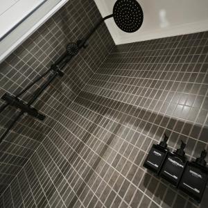 een betegelde vloer met een douche in een badkamer bij Manisa I in Ribadeo