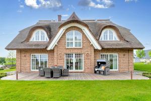 Tòa nhà nơi biệt thự tọa lạc