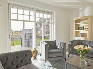 Khu vực ghế ngồi tại Strandhaus "Oie" in Lobbe mit Meerblick, Kamin, Sauna