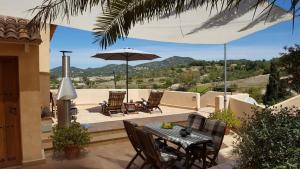 Nespecifikovaný výhled na hory nebo výhled na hory při pohledu z prázdninového domu