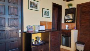 una cocina con cafetera en un mostrador junto a una puerta en Kleines Einzelzimmer mit Meerblick, en El Guincho