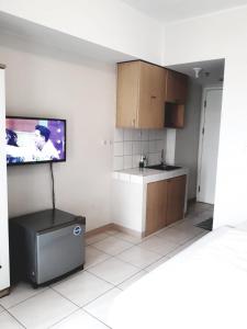 een keuken met een flatscreen-tv aan de muur bij opulen view in Rawabugel