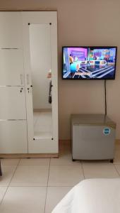 een woonkamer met een flatscreen-tv aan de muur bij opulen view in Rawabugel