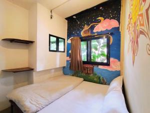 Una habitación con una cama y un cuadro en la pared. en Hostel Swastik, en Bhaktapur