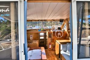 - Vistas al interior de un barco en Rentamondo House boat, 