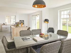 Khu vực ghế ngồi tại Strandhaus "Oie" in Lobbe mit Meerblick, Kamin, Sauna