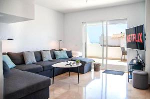 Posezení v ubytování Penthouse property Terazas de la Bahia de Casares