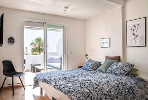 Postel nebo postele na pokoji v ubytování Penthouse property Terazas de la Bahia de Casares + 29 fotografií