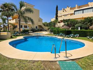 Bazén v ubytování Penthouse property Terazas de la Bahia de Casares nebo v jeho okolí