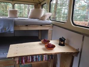 una habitación con una cama y dos cuencos de fruta en una mesa en Ubytování v divočině, en Huntířov