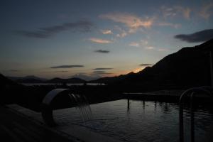 马尔马里斯Masarya house的水池,背景是日落