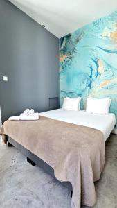 una camera da letto con un letto grande con un dipinto sul muro di Lisbon Studios a Lisbona